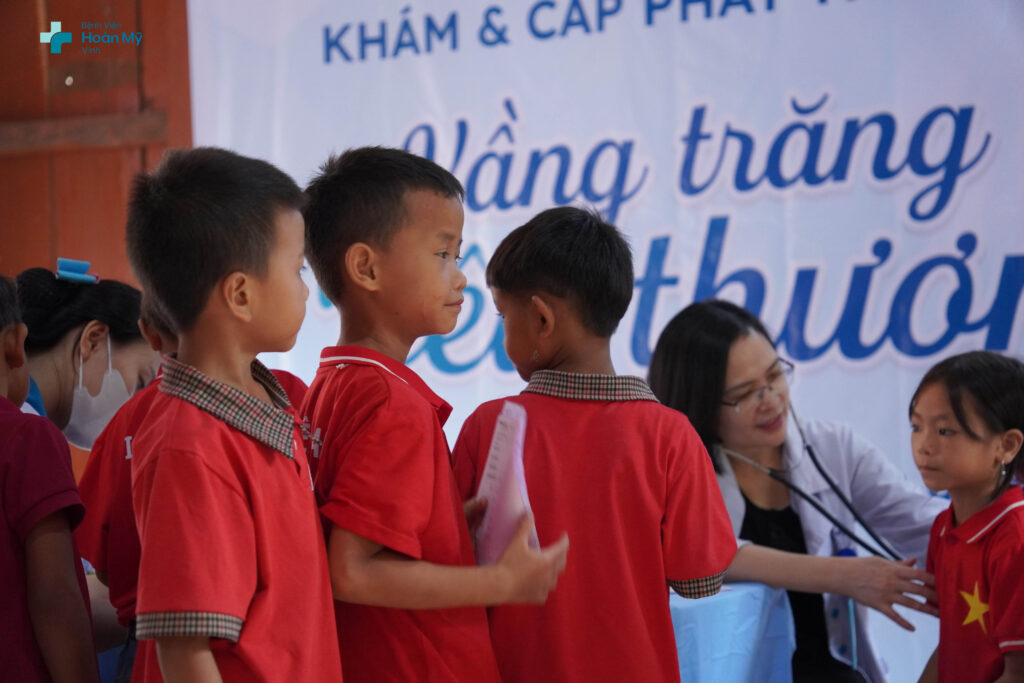 Vui hội trăng rằm, chia sẻ yêu thương tới trẻ em vùng cao