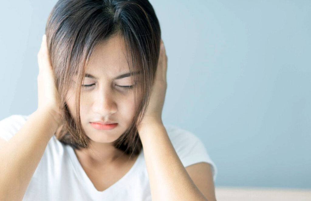 Bịt kín hai tai để làm hết nấc cụt