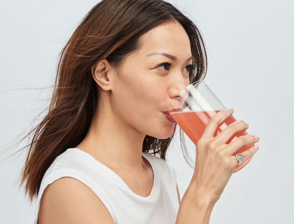 Uống sản phẩm có chứa HA để bù đắp lượng HA thiếu hụt cho cơ thể 