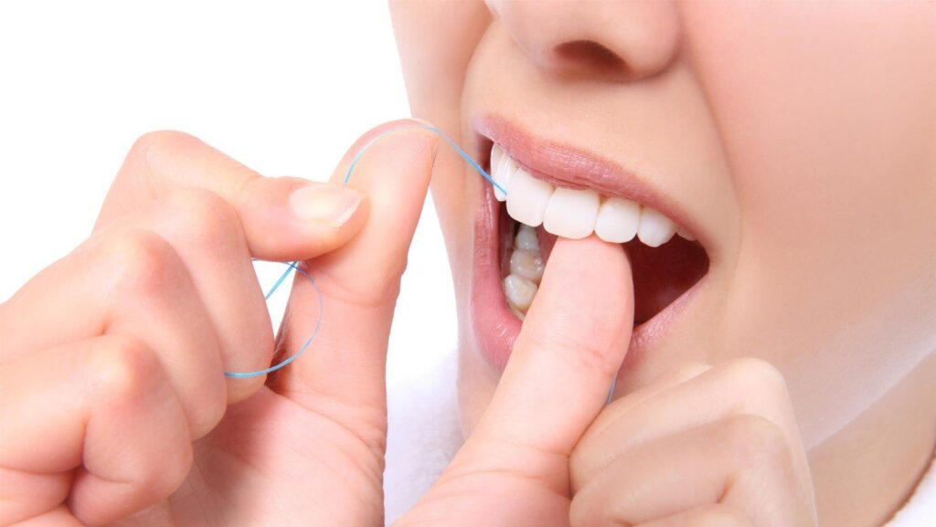 Hướng dẫn dùng chỉ nha khoa đúng cách và những sai lầm cần lưu ý