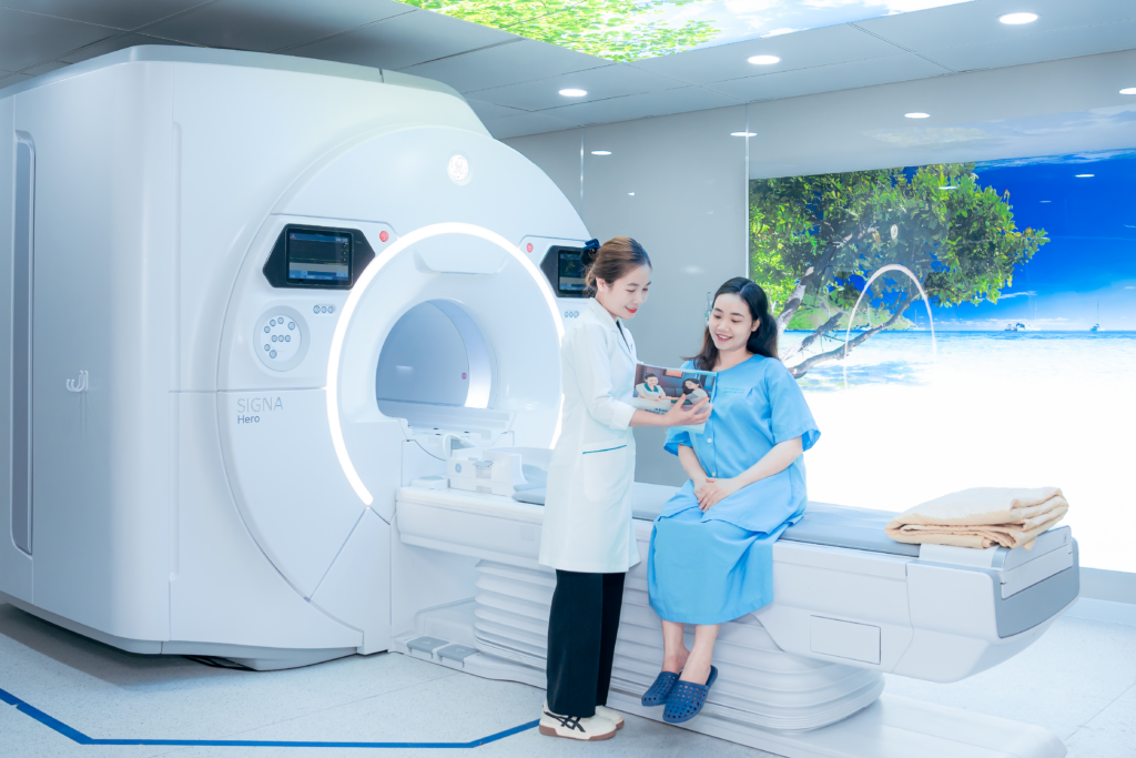 Phẫu thuật thay khớp háng cho người lớn tuổi