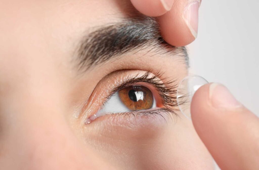 Đeo và tháo kính nhẹ nhàng, đúng cách để đảm bảo an toàn 