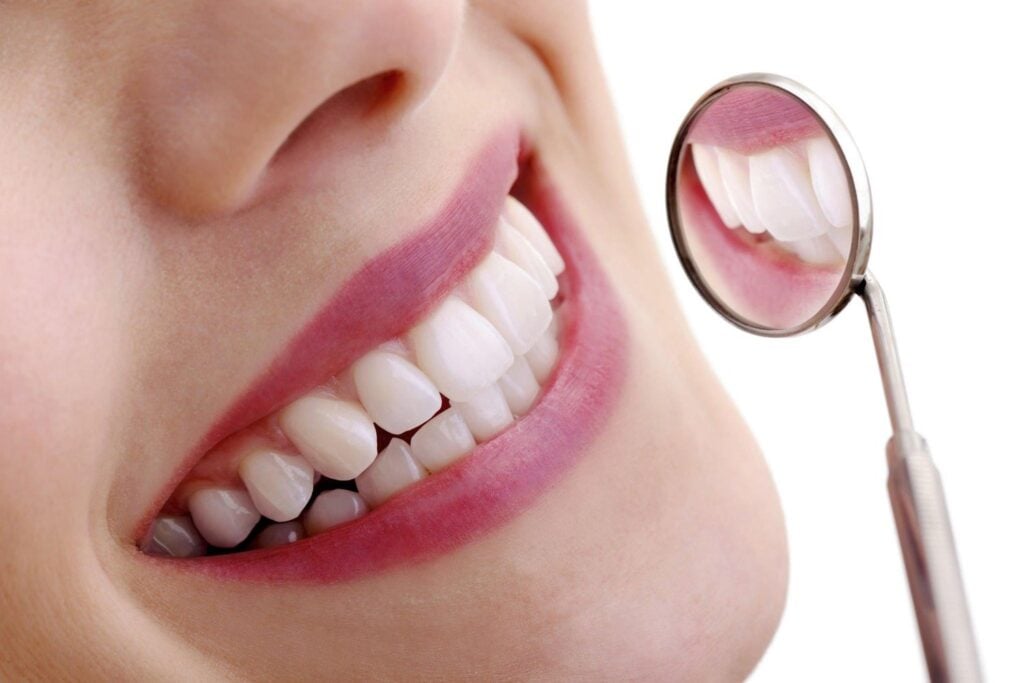 Thói quen dùng chỉ làm sạch răng mang lại hàm răng trắng sáng, hơi thở thơm tho 