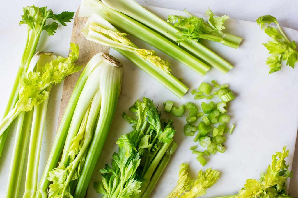 Bật mí 6 cách uống nước ép cần tây giảm cân hiệu quả mà bạn nên biết
