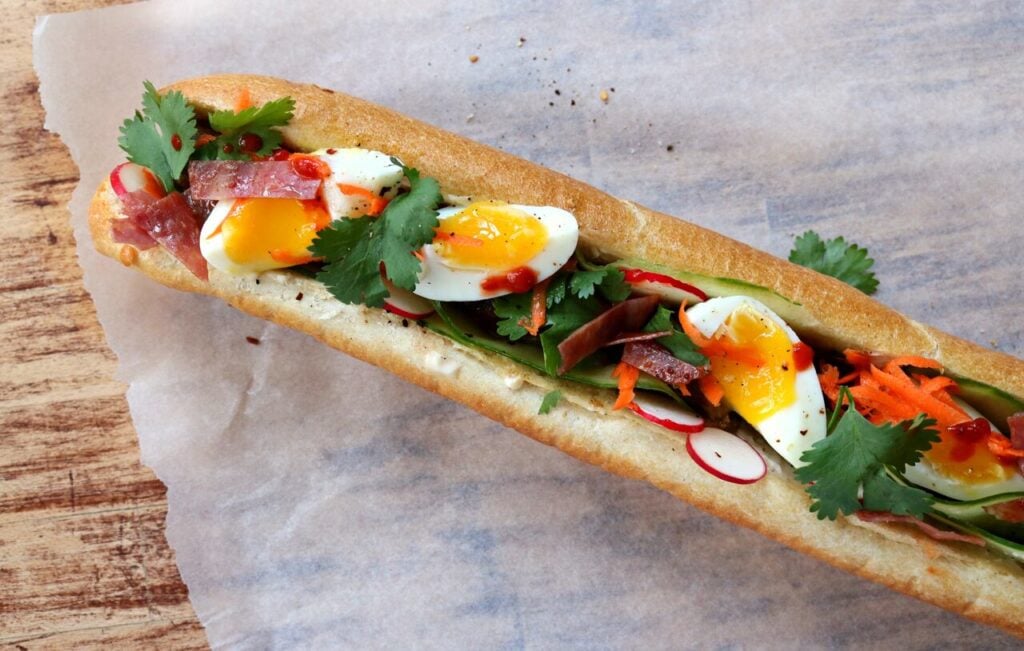 Bánh mì trứng giúp cung cấp năng lượng 
