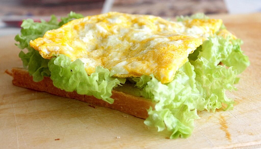 Bánh mì trứng cũng cung cấp các dưỡng chất giúp da khỏe đẹp 