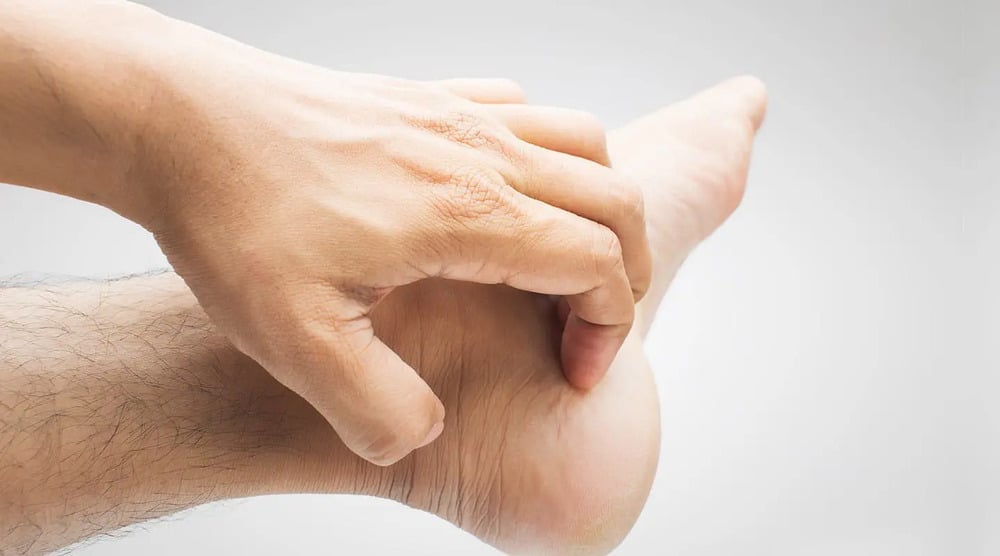 Nên đến gặp bác sĩ khi có triệu chứng ngứa nóng rát