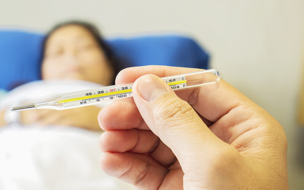 Sốt là triệu chứng thường gặp của viêm họng mãn tính dạng hạt 