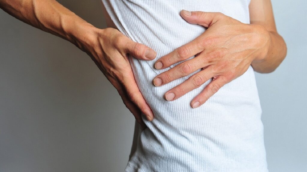 Đau lưng bên phải là dấu hiệu bệnh gì? Triệu chứng và hướng điều trị