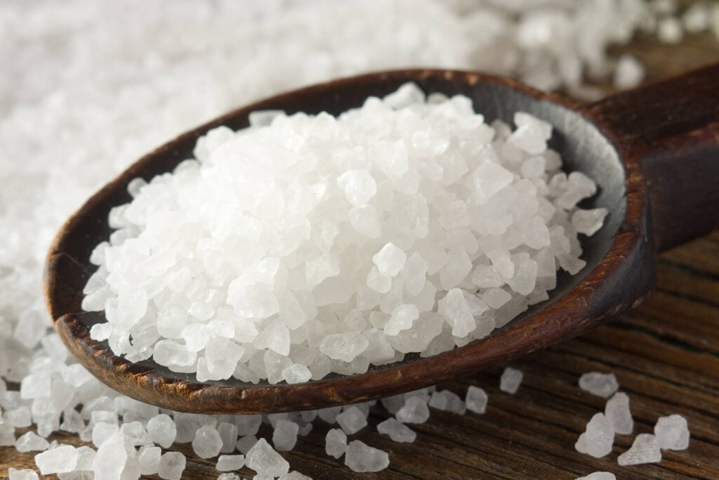 Phèn chua thường được sử dụng dưới dạng bột hoặc pha loãng 