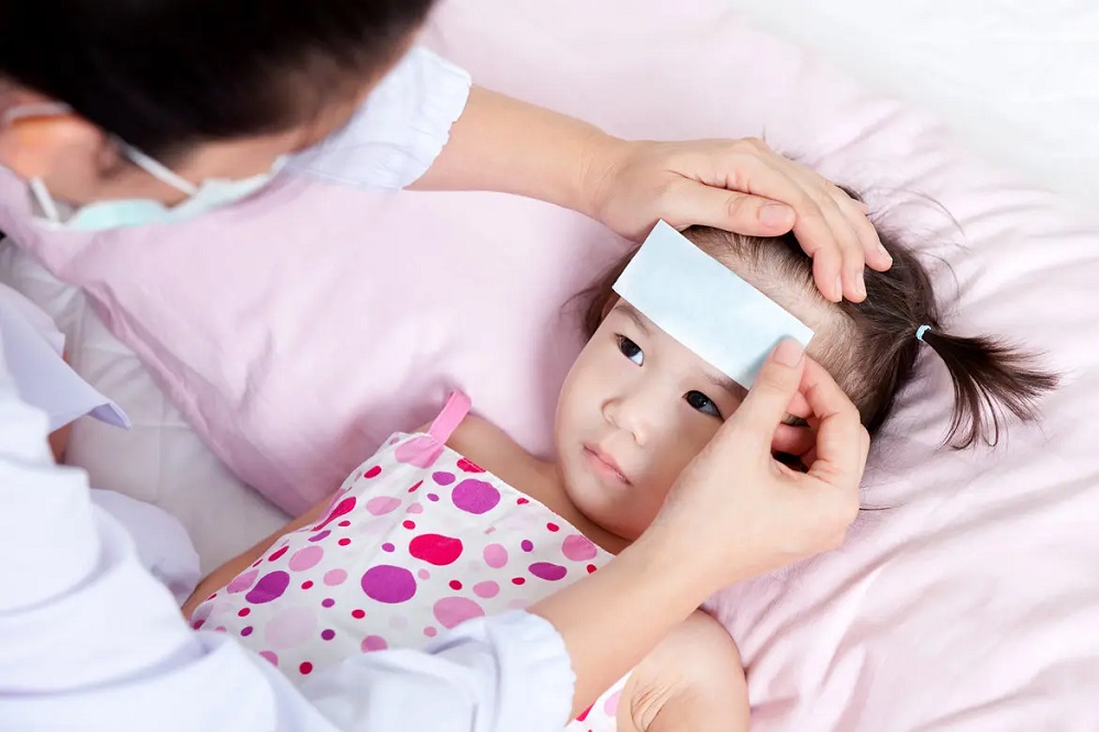 Hướng dẫn cách hạ sốt cho trẻ nhỏ an toàn