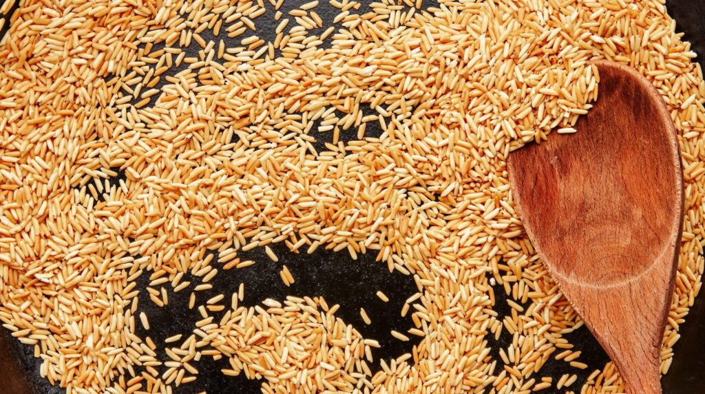 Bạn có thể tận dụng phần nước để uống còn phần cơm gạo rang để ăn riêng 