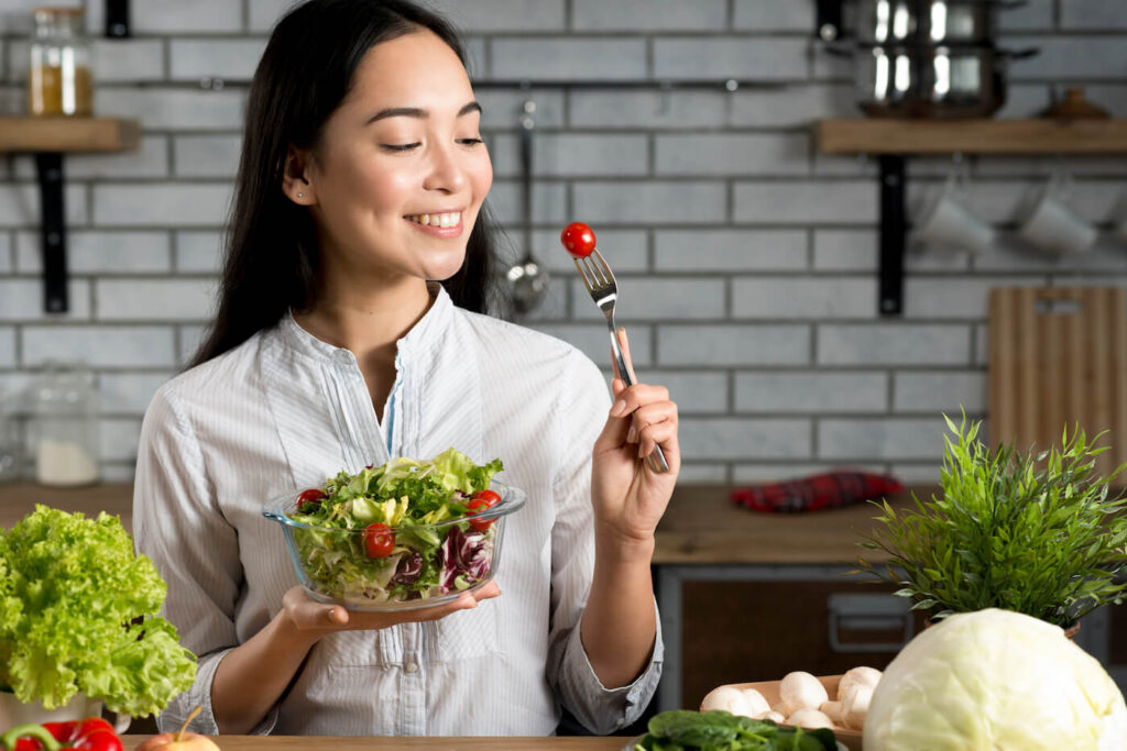 Để chế độ ăn giảm cân Eat Clean hiệu quả, bạn nên bổ sung nhiều loại rau, củ, quả trong mỗi bữa ăn