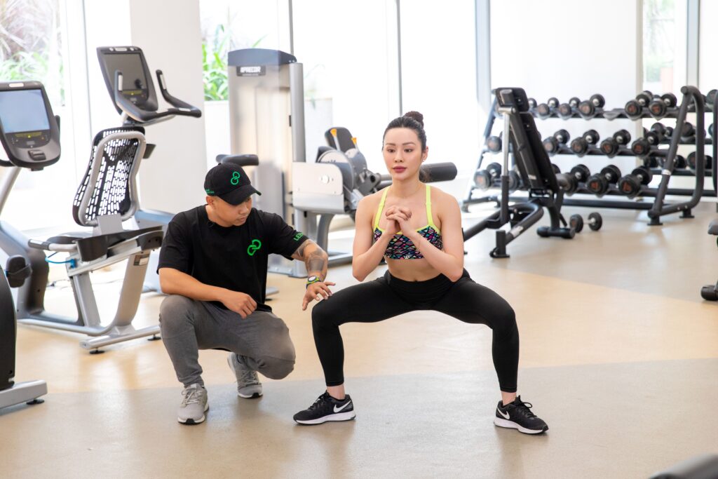 Tập squat sai cách có thể gây đau gối 