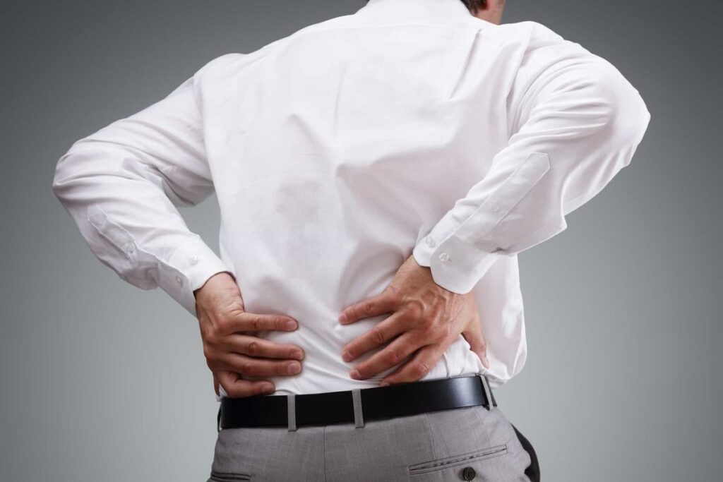 Đau lưng dưới là dấu hiệu bệnh gì? Nguyên nhân, triệu chứng và điều trị
