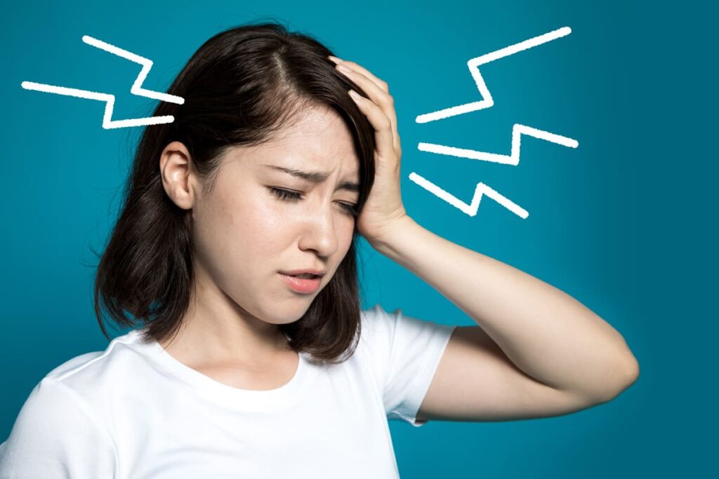Đau nửa đầu là gì? Nguyên nhân, triệu chứng & cách trị