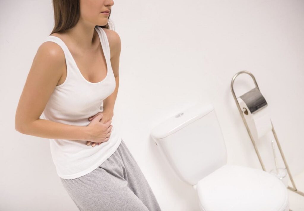 Đi tiểu thường xuyên do uống nhiều nước 