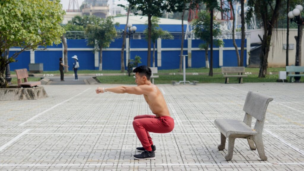 Người đang gặp vấn đề về xương khớp, tim mạch, không nên tập squat 