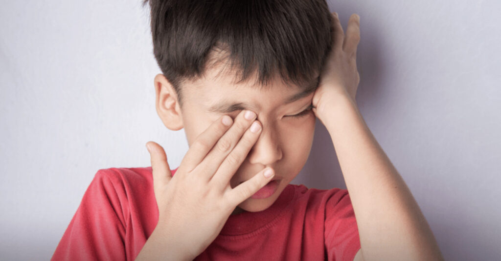 Cách phòng bệnh đau mắt đỏ ở trẻ em và người lớn thời điểm giao mùa