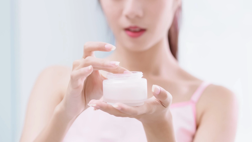Những người có lỗ chân lông giãn to nên chọn kem dưỡng ẩm dạng nước 