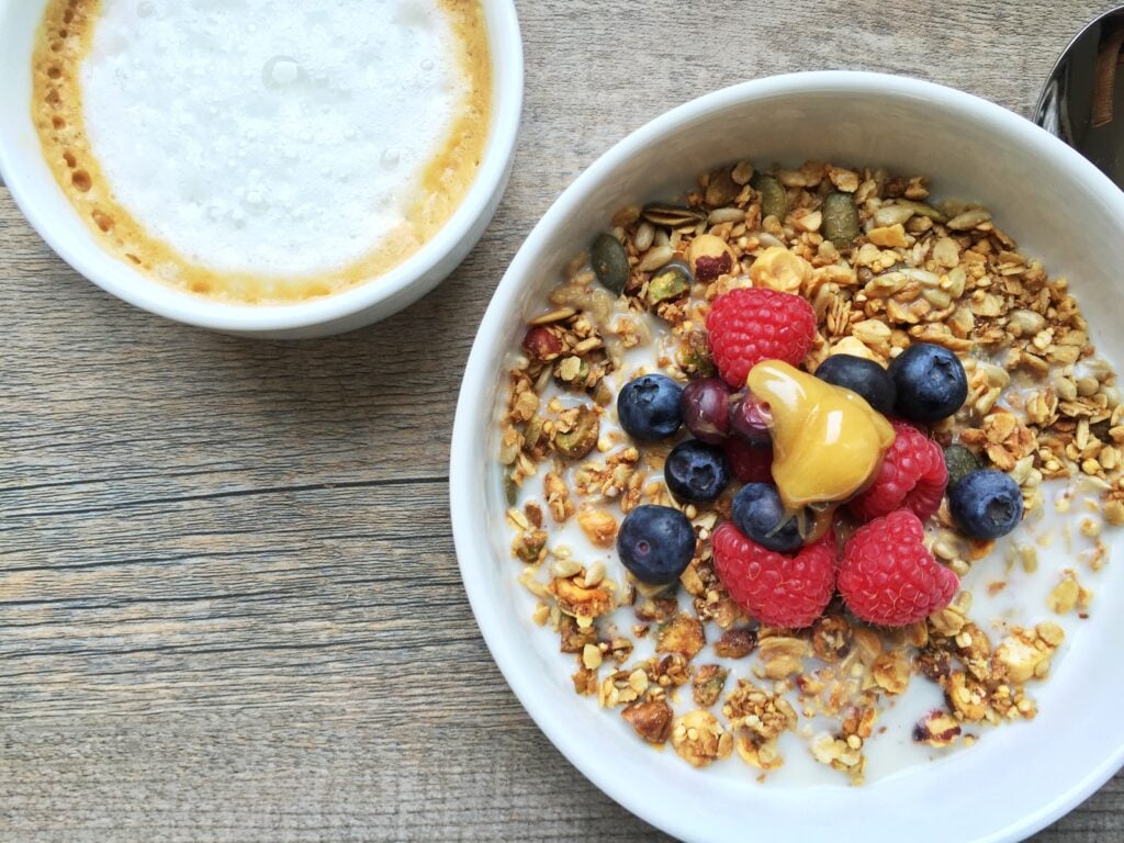 Trộn granola với sữa chua là bữa sáng nhanh gọn