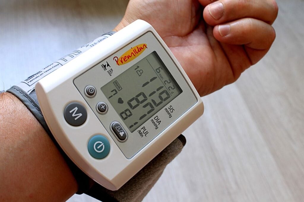 Huyết áp tâm thu hiển thị ở trên và huyết áp tâm trương hiển thị ở dưới 