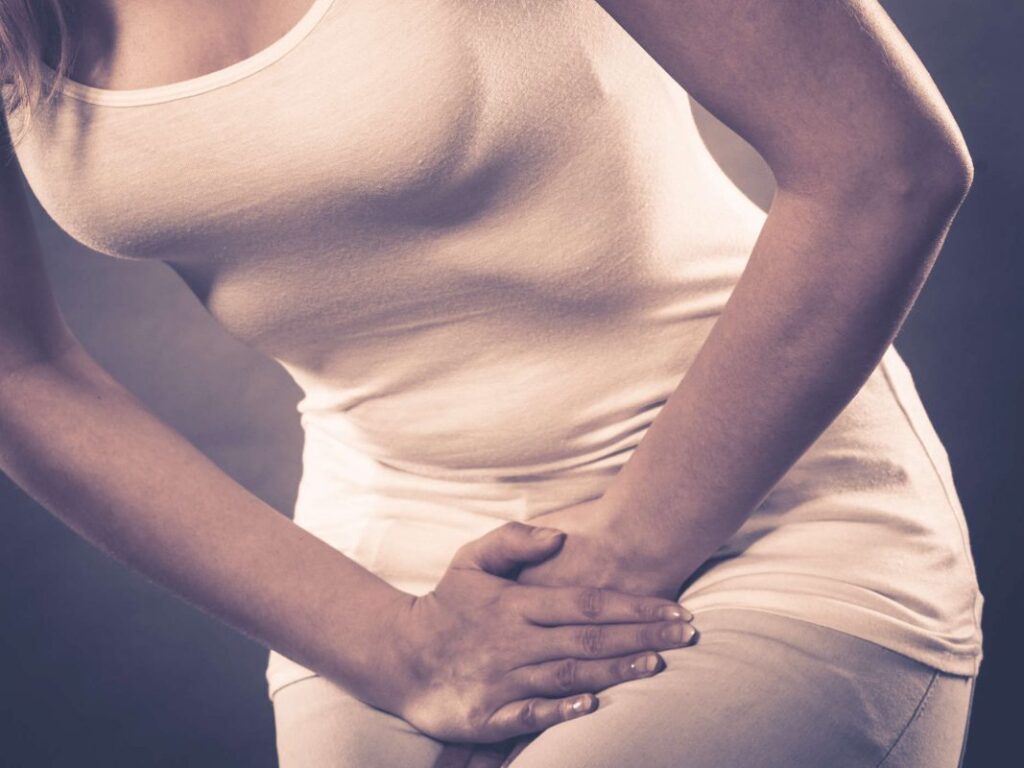 Khí hư màu vàng là bệnh gì? Nguyên nhân, cách chữa trị và lưu ý cần biết