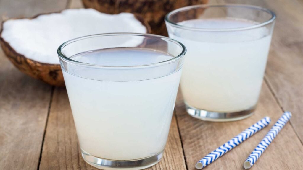 Nước dừa giúp tăng lượng calo tiêu thụ và đốt cháy chất béo