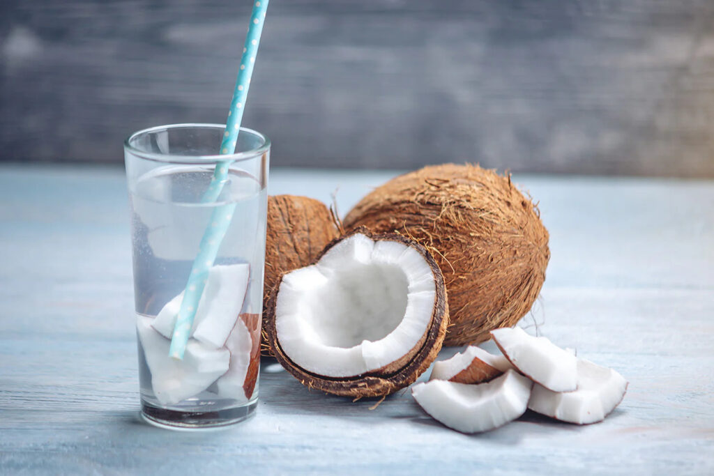 Nước dừa bao nhiêu calo? Uống nước dừa có giảm cân không?
