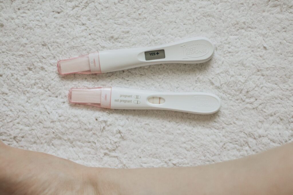 Que thử thai 2 vạch mờ có thể có nghĩa là bạn đã có thai hoặc chưa có thai 