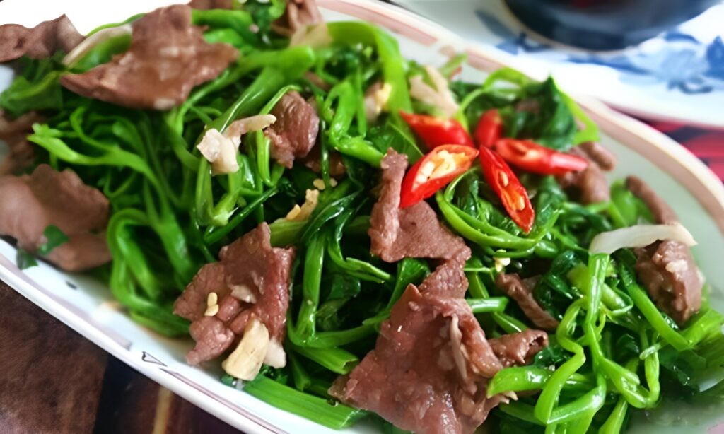 Rau tầm bóp xào thịt bò cung cấp protein và vitamin B6 cho cơ thể