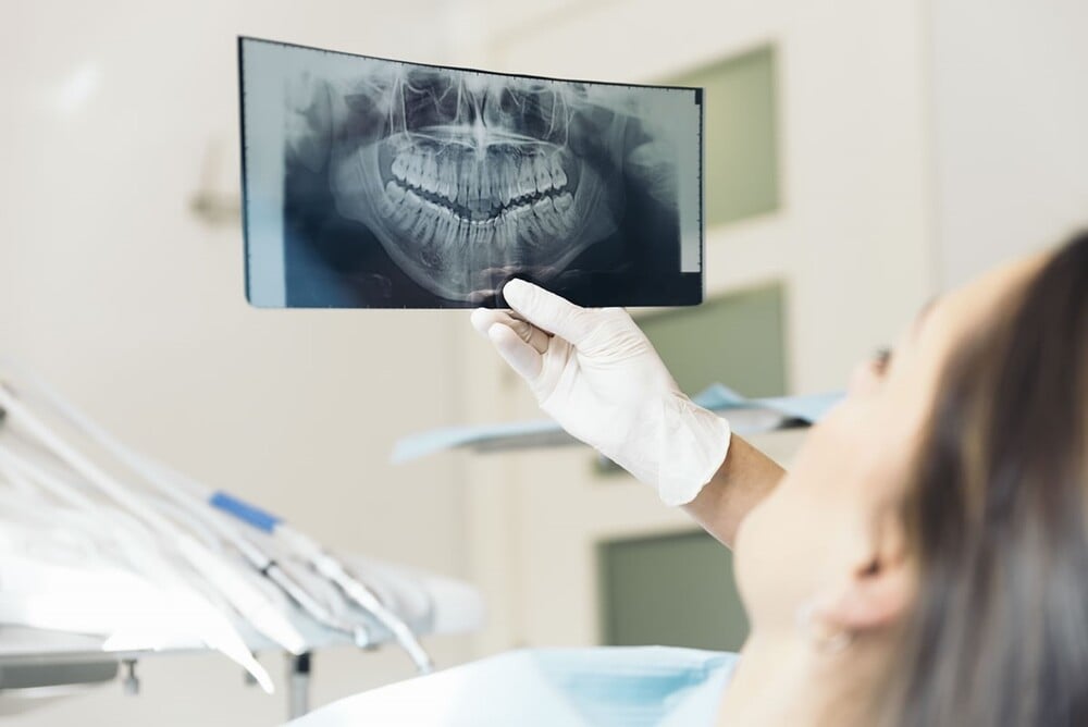 Đến khám tại nha khoa để kiểm tra tình trạng răng