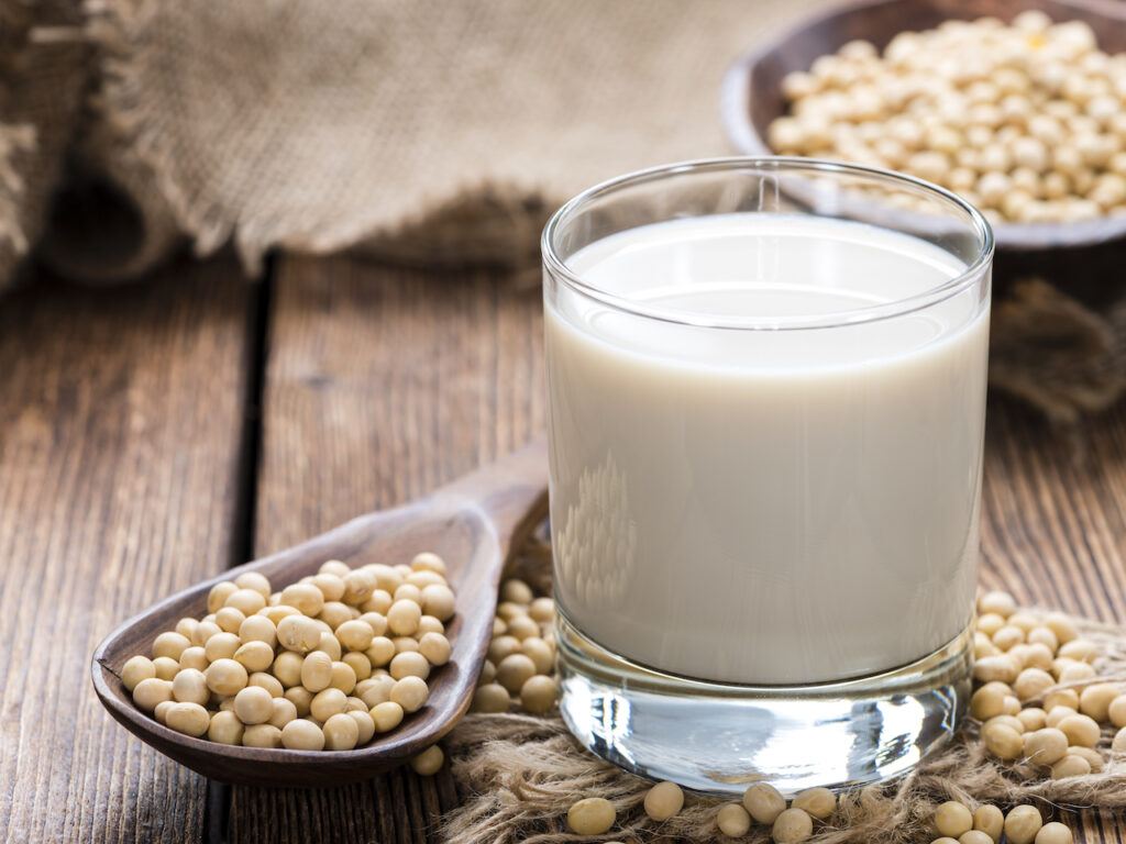 Uống sữa đậu nành có tăng vòng 1 không?