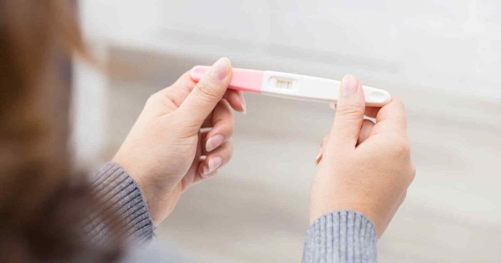 Sử dụng que thử thai để xác định kết quả của quá trình thụ tinh 